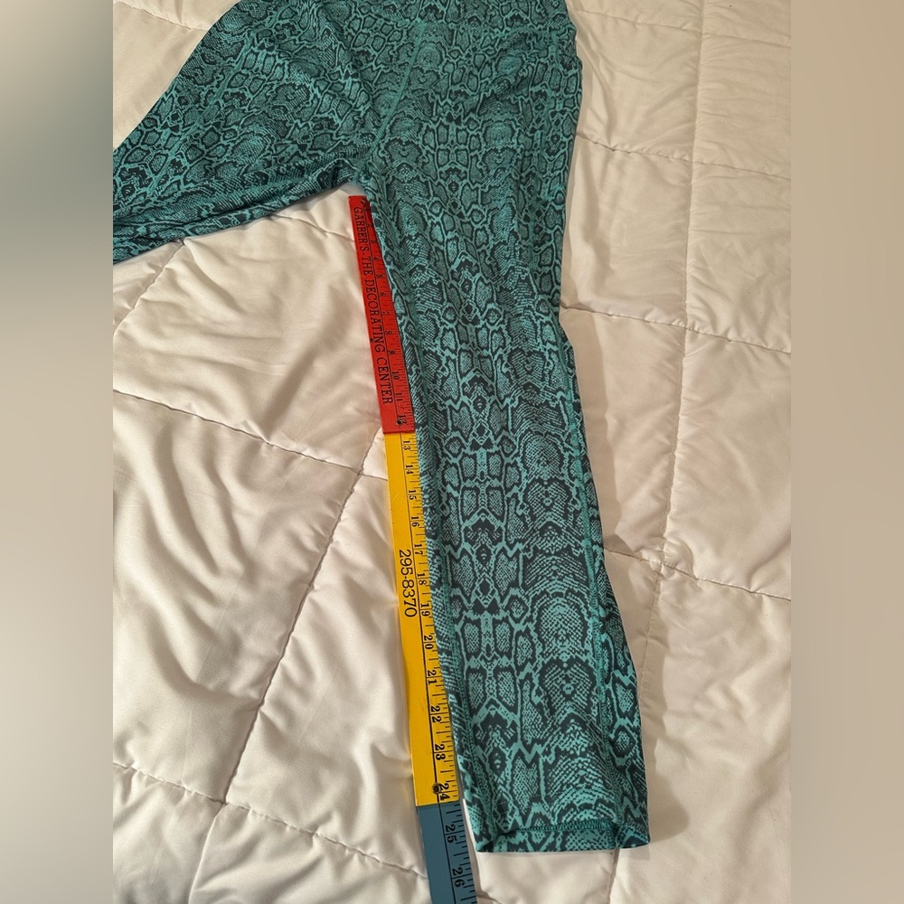 3X POP Fit Women's Green Grey Snakeskin Print Athletic Leggings with Pockets - Picture 10 of 12
